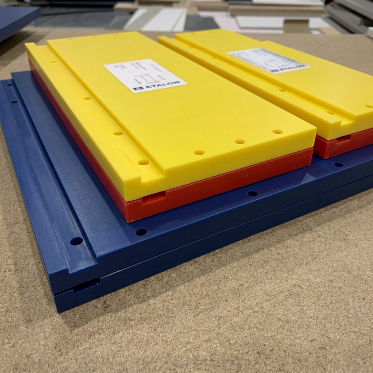 CNC marással gyártott HDPE alkatrészek színes műanyag táblákból, minőségi alapanyagból